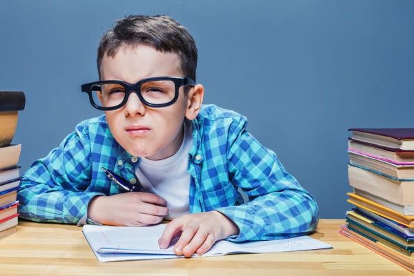 Trẻ nhỏ mắc tật khúc xạ có nên đeo kính hay không