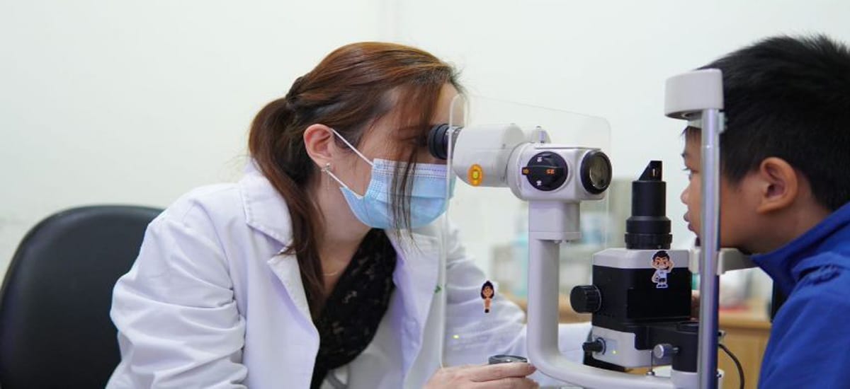Đo khám mắt định kỳ để phát hiện tật khúc xạ sớm