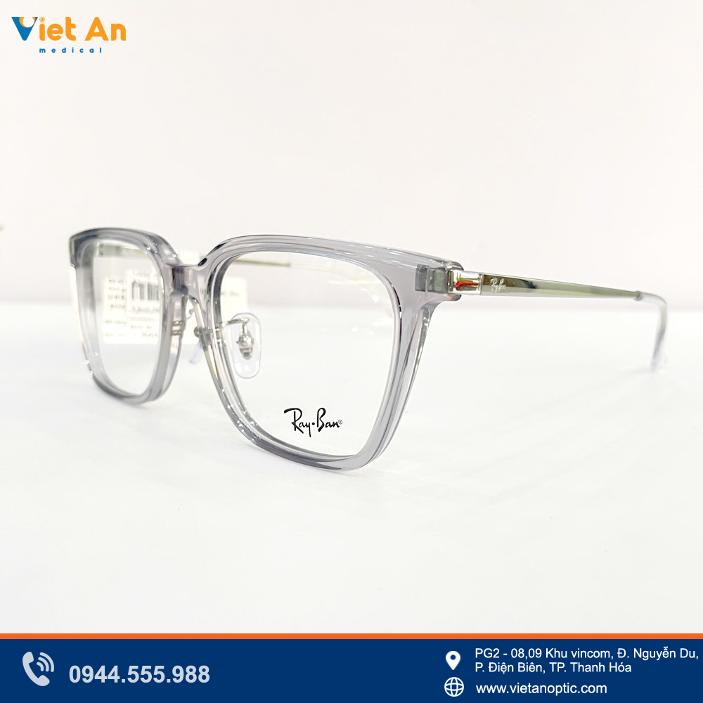 Viền mắt màu khói trong mới lạ, thời trang