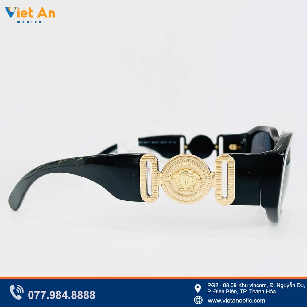 Họa tiết thương hiệu trên càng kính