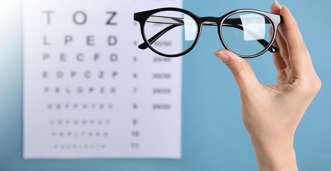 Bạn nên đi kiểm tra mắt nếu nheo mắt kèm theo các dấu hiệu sau