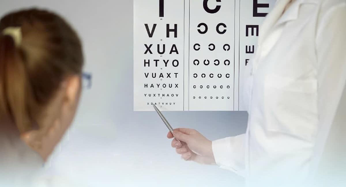 Đo mắt định kỳ để kiểm soát độ cận